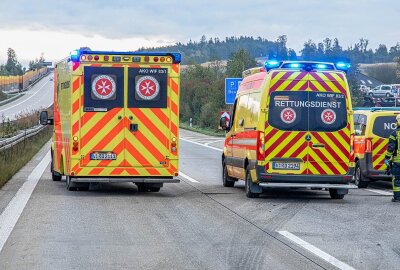 Rettungseinsatz nach Unfall auf der A72: Audi prallt gegen Leitplanken - Bei Stollberg kollidierte ein PKW mit zwei Leitplanken. Foto: André März