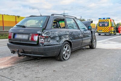 Rettungseinsatz nach Unfall auf der A72: Audi prallt gegen Leitplanken - Bei Stollberg kollidierte ein PKW mit zwei Leitplanken. Foto: André März