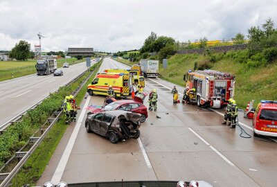 Rettungshubschrauber bei Unfall auf A4 im Einsatz: Zwei Personen schwer verletzt - Ein schwerer Verkehrsunfall trug sich heute Nachmittag bei Glauchau zu. Foto: Andreas Kretschel