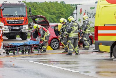 Rettungshubschrauber bei Unfall auf A4 im Einsatz: Zwei Personen schwer verletzt - Ein schwerer Verkehrsunfall trug sich heute Nachmittag bei Glauchau zu. Foto: Andreas Kretschel