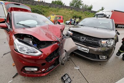 Rettungshubschrauber bei Unfall auf A4 im Einsatz: Zwei Personen schwer verletzt - Ein schwerer Verkehrsunfall trug sich heute Nachmittag bei Glauchau zu. Foto: Andreas Kretschel