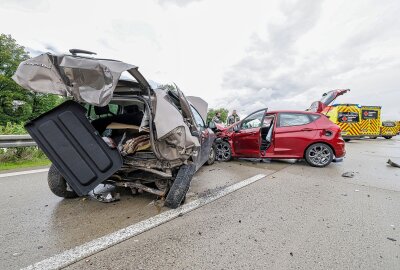 Rettungshubschrauber bei Unfall auf A4 im Einsatz: Zwei Personen schwer verletzt - Ein schwerer Verkehrsunfall trug sich heute Nachmittag bei Glauchau zu. Foto: Andreas Kretschel