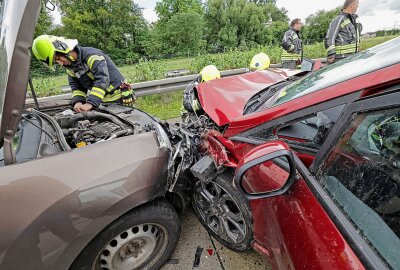 Rettungshubschrauber bei Unfall auf A4 im Einsatz: Zwei Personen schwer verletzt - Ein schwerer Verkehrsunfall trug sich heute Nachmittag bei Glauchau zu. Foto: Andreas Kretschel