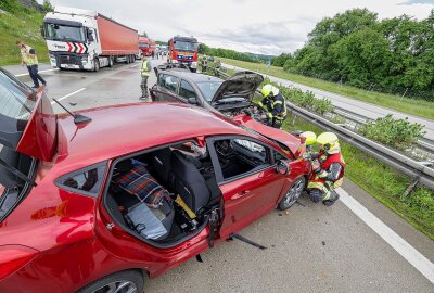 Rettungshubschrauber bei Unfall auf A4 im Einsatz: Zwei Personen schwer verletzt - Ein schwerer Verkehrsunfall trug sich heute Nachmittag bei Glauchau zu. Foto: Andreas Kretschel