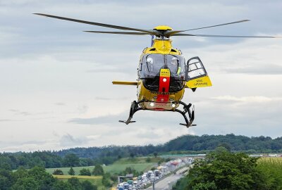 Rettungshubschrauber bei Unfall auf A4 im Einsatz: Zwei Personen schwer verletzt - Ein schwerer Verkehrsunfall trug sich heute Nachmittag bei Glauchau zu. Foto: Andreas Kretschel