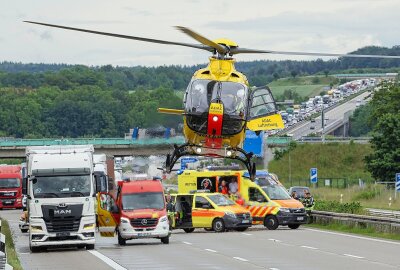 Rettungshubschrauber bei Unfall auf A4 im Einsatz: Zwei Personen schwer verletzt - Ein schwerer Verkehrsunfall trug sich heute Nachmittag bei Glauchau zu. Foto: Andreas Kretschel