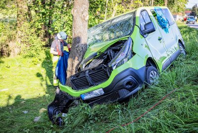 Rettungshubschrauber im Einsatz: 3 Schwerverletzte nach Transporter-Crash - Der Wagen war mit fünf Personen besetzt und krachte gegen einen Baum. Foto: Marko Förster