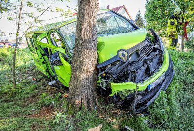 Rettungshubschrauber im Einsatz: 3 Schwerverletzte nach Transporter-Crash - Außerdem wurde eine 20-Jährige sowie eine 83-Jährige durch den Rettungsdienst in ein Krankenhaus gebracht. Sie wurden offenbar schwer verletzt. Foto: Marko Förster