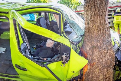 Rettungshubschrauber im Einsatz: 3 Schwerverletzte nach Transporter-Crash - Der Fahrer und eine weitere Mitfahrerin wurden leicht verletzt, blieben aber vor Ort. Foto: Marko Förster