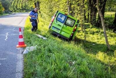 Rettungshubschrauber im Einsatz: 3 Schwerverletzte nach Transporter-Crash - Die Straße war für rund eineinhalb Stunden voll gesperrt. Der Schaden an dem Auto beträgt rund 30.000 Euro. Foto: Marko Förster