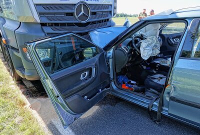 Rettungshubschrauber im Einsatz: Crash auf der S177 - Auf der S177 kam es Dienstagmorgen zu einem Crash zwischen einem PKW und LKW. Foto: Roland Halkasch