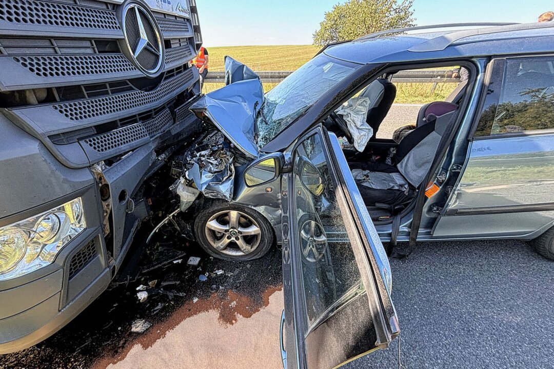 Rettungshubschrauber im Einsatz: Crash auf der S177 - Auf der S177 kam es Dienstagmorgen zu einem Crash zwischen einem PKW und LKW. Foto: Roland Halkasch