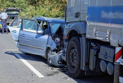 Rettungshubschrauber im Einsatz: Crash auf der S177 - Auf der S177 kam es Dienstagmorgen zu einem Crash zwischen einem PKW und LKW. Foto: Roland Halkasch