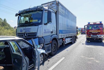 Rettungshubschrauber im Einsatz: Crash auf der S177 - Auf der S177 kam es Dienstagmorgen zu einem Crash zwischen einem PKW und LKW. Foto: Roland Halkasch