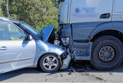 Rettungshubschrauber im Einsatz: Crash auf der S177 - Auf der S177 kam es Dienstagmorgen zu einem Crash zwischen einem PKW und LKW. Foto: Roland Halkasch