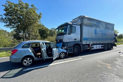 Rettungshubschrauber im Einsatz: Crash auf der S177 - Auf der S177 kam es Dienstagmorgen zu einem Crash zwischen einem PKW und LKW. Foto: Roland Halkasch