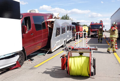 Rettungshubschrauber im Einsatz: Mehrere Verletzte nach Unfall mit LKW - Schwerer Unfall auf der A4 bei Wilsdruff. Foto: Roland Halkasch