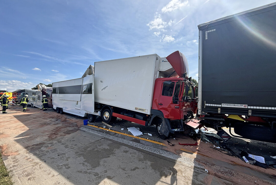 Rettungshubschrauber im Einsatz: Mehrere Verletzte nach Unfall mit LKW - Schwerer Unfall auf der A4 bei Wilsdruff. Foto: Roland Halkasch