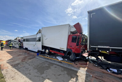 Rettungshubschrauber im Einsatz: Mehrere Verletzte nach Unfall mit LKW - Schwerer Unfall auf der A4 bei Wilsdruff. Foto: Roland Halkasch