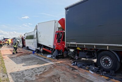 Rettungshubschrauber im Einsatz: Mehrere Verletzte nach Unfall mit LKW - Schwerer Unfall auf der A4 bei Wilsdruff. Foto: Roland Halkasch