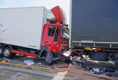 Rettungshubschrauber im Einsatz: Mehrere Verletzte nach Unfall mit LKW - Schwerer Unfall auf der A4 bei Wilsdruff. Foto: Roland Halkasch