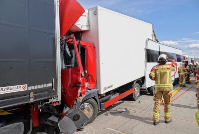 Rettungshubschrauber im Einsatz: Mehrere Verletzte nach Unfall mit LKW - Schwerer Unfall auf der A4 bei Wilsdruff. Foto: Roland Halkasch