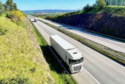 Rettungshubschrauber im Einsatz: Schwerverletzter nach Unfall auf der A17 - Der 48-jährige Fahrer eines Renault Master fährt auf einen LKW und wird dabei schwer verletzt. Foto: Marko Förster