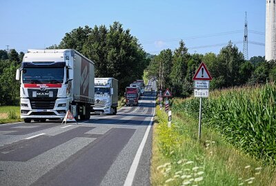 Rettungshubschrauber im Einsatz: Vier Verletzte nach Kreuzungscrash - Es bildetet sich ein Stau. Foto: LausitzNews/Philipp Grohmann