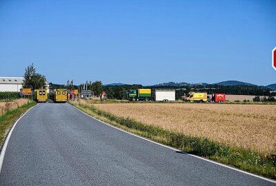 Rettungshubschrauber im Einsatz: Vier Verletzte nach Kreuzungscrash - Es bildetet sich ein Stau. Foto: LausitzNews/Philipp Grohmann