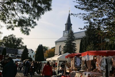 Reuther Herbstmarkt wird von Besuchern gestürmt - Der traditionelle Herbstmarkt in Reuth zieht Besucher mit bunten Ständen und herbstlichen Köstlichkeiten an. Foto: Simone Zeh