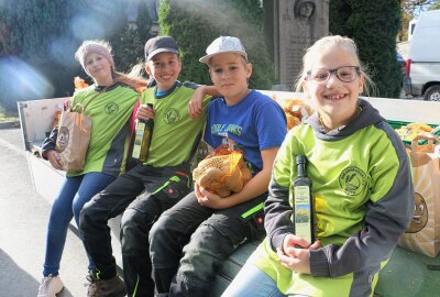 Reuther Herbstmarkt wird von Besuchern gestürmt - Der traditionelle Herbstmarkt in Reuth zieht Besucher mit bunten Ständen und herbstlichen Köstlichkeiten an. Foto: Simone Zeh