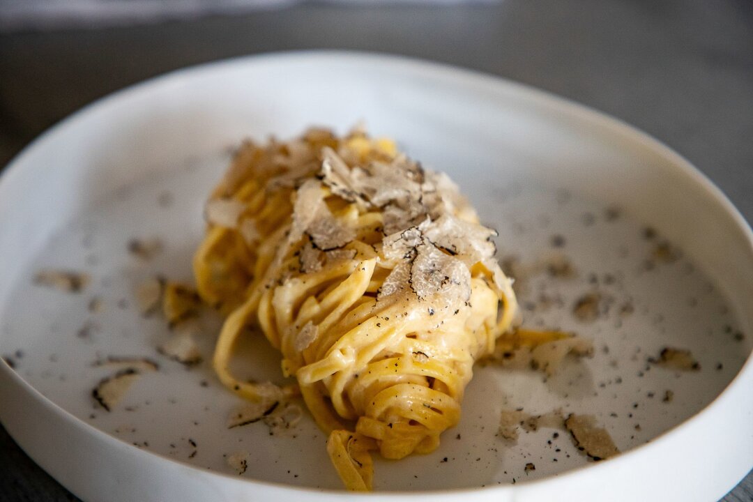 Rezept für Tagliatelle mit Trüffeln - Hier ist der Trüffel der Star und braucht nicht viel Beiwerk: Über die Tagliatelle wird der Trüffel hauchdünn geraspelt.