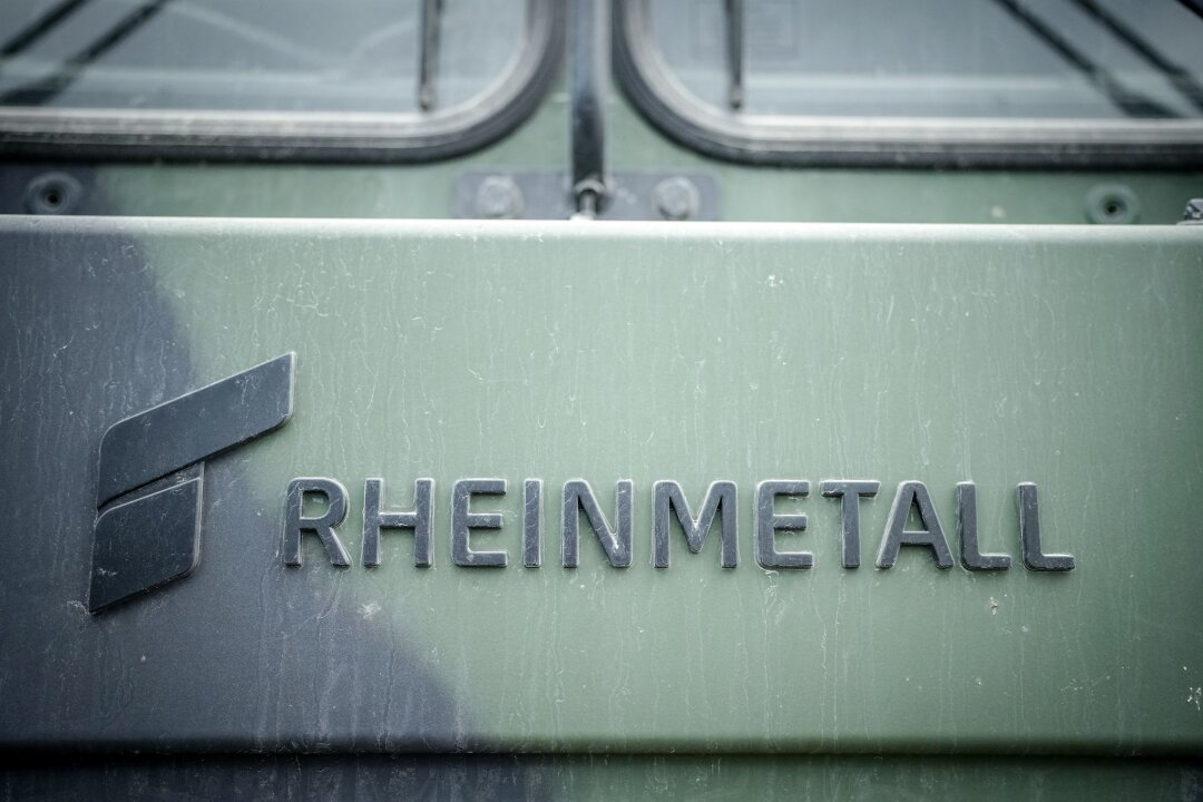 Rheinmetall weist Kritik zurück - "Debatte anstoßen" - Das Logo des Rüstungskonzerns Rheinmetall ist an einem Fahrzeug der Bundeswehr zu sehen.