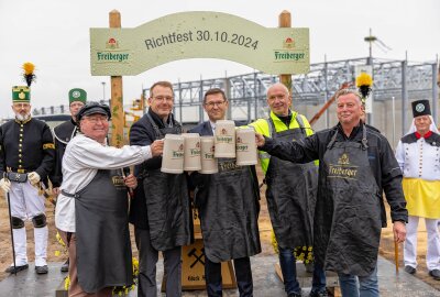 Richtfest im Freiberger Brauhaus: Meilenstein für nachhaltiges Wachstum - Braumeister Michael, Oberbürgermeister Sven Krüger, Geschäftsführer Holger Scheich, Betriebsleiter Jan Stirl und Bauleiter Uwe Brügger stoßen auf den gelungenen Richtakt an. Foto Marcel Schlenkrich