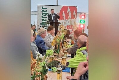 Richtfest im Freiberger Brauhaus: Meilenstein für nachhaltiges Wachstum - Geschäftsführer Holger Scheich bei seinen Ausführungen im Festzelt. Foto: Marion Schreiber