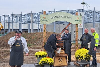 Richtfest im Freiberger Brauhaus: Meilenstein für nachhaltiges Wachstum - Freibergs Oberbürgermeister Sven Krüger (2.v.l.) übernahm nicht nur den Faßbieranstich, sondern zapfte auch das erst Freiberger im Beisein von Braumeister Michael (l.), Geschäftsführer Holger Scheich sowie Bauleiter Uwe Brügger (2.v.r.) und Betriebsleiter Jan Stirl (r.). Foto: Marion Schreiber