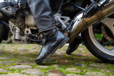 Richtiges Schuhwerk: So schützen Motorradfahrer ihre Füße - Den Füßen zuliebe: Optimalen Schutz bieten spezielle Schuhe und Stiefel für Motorradfahrer.