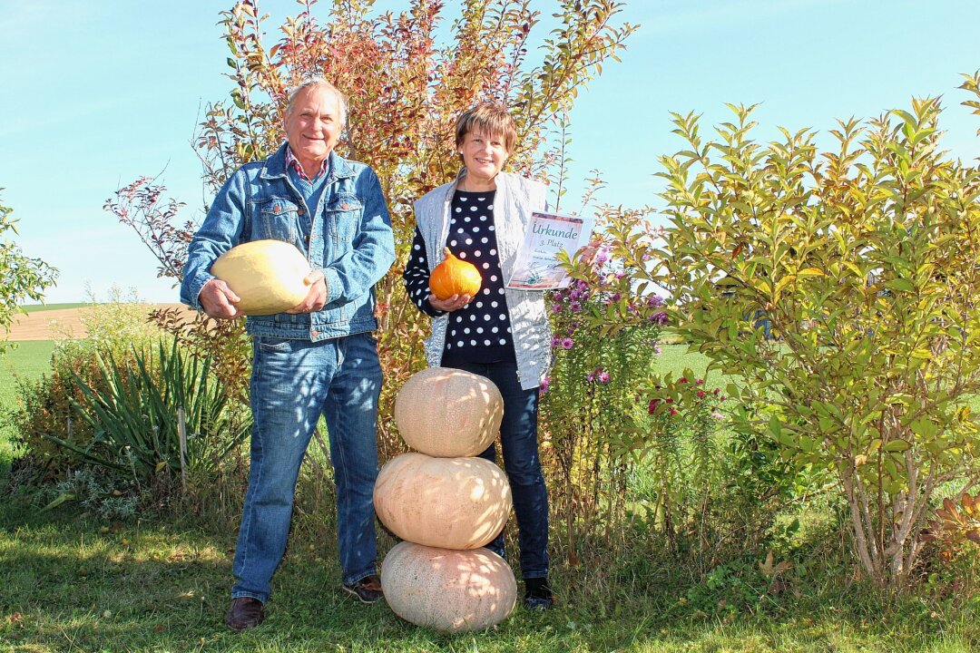 Riesen-Zucchini macht Züchterin aus dem Erzgebirge mächtig stolz - Stolz zeigt Undine Scheinpflug ihre Urkunde. Rainer Drechsler freut sich mit. Foto: Jana Kretzschmann