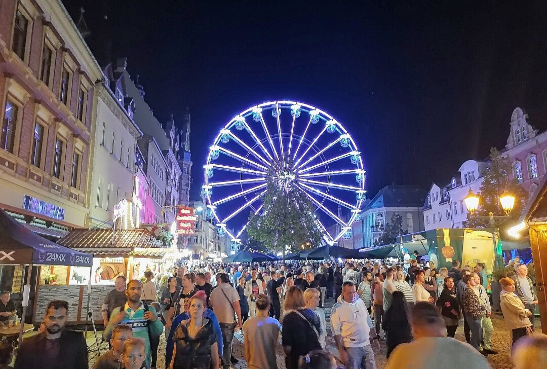 Riesenrad dreht sich auf dem Markt in Werdau - Einen besonderen Aussichtspunkt gibt es auf dem Volksfest in Werdau. Auf dem Markt dreht sich wieder ein Riesenrad, welches längst als Wahrzeichen der Party in der Innenstadt gilt. Foto: René Gentz/Stadtverwaltung