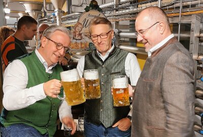 Riesige Vorfreude auf die 3. Sternquell Wiesn! - Im Bild von links: Die Geschäftsführer Jan Gerbeth und Günther Spindler freuen sich mit Oberbürgermeister Steffen Zenner über das tolle Ergebnis. Foto: Karsten Repert 