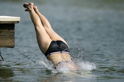 Risiko Blasenentzündung: Zügig umziehen nach dem Baden - Schützt vor Blasenentzündung: Nach dem Schwimmen zügig etwas Trockenes anziehen.