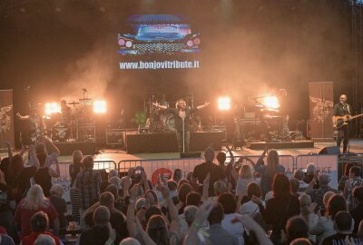 Rock am Teich: Sound von Bon Jovi und Volbeat begeistert im Erzgebirge - Bei Rock am Teich standen die Musiker von "New Jersey", einer Bon Jovi Tribute Band auf der Bühne. Foto: Ralf Wendland