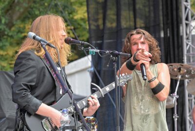 Rock-Fans sind in Zwickau auf ihre Kosten gekommen - Als Vorband von "Toto" standen die Musiker von "The Effect" auf der Bühne. Foto: Ralf Wendland