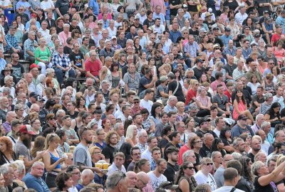 Rock-Fans sind in Zwickau auf ihre Kosten gekommen - Die Freilichtbühne in Zwickau ist ausverkauft gewesen. Foto: Ralf Wendland