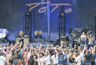 Rock-Fans sind in Zwickau auf ihre Kosten gekommen - Als Vorband von "Toto" standen die Musiker von "The Effect" auf der Bühne. Foto: Ralf Wendland