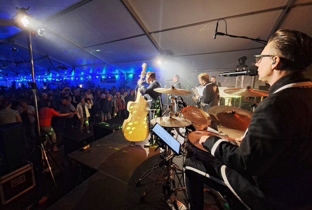 Rock'n'Roll bringt das Grünhainichener Heimatfest in Schwung - Vom ersten Lied an war die Tanzfläche bei den "Firebirds" prall gefüllt. Foto: Andreas Bauer