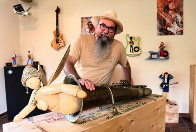 "Rock un Holz": Diese Schau im Erzgebirge hat es in sich - Der "Möpsengel" ist eines der bliebten Kunststücke von Drechselmeister Heiner Stephani. Foto: Ilka Ruck