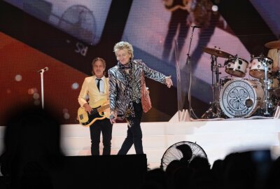 Rod Stewart in Leipzig: Ein Konzert für die Ewigkeit - Mit 79 Jahren zeigt Rod Stewart, dass er nichts von seiner Bühnenpräsenz verloren hat. Foto: Christian Grube