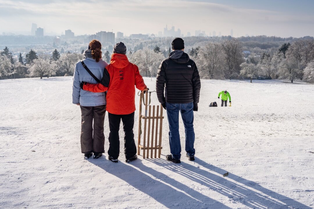 Rodel, Ski, Helm: Gut ausgerüstet ins Wintervergnügen - Beim ersten Schnee geht es für viele zum Rodelhang um die Ecke.