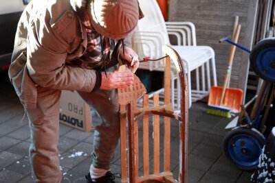 Rodel, Ski, Helm: Gut ausgerüstet ins Wintervergnügen - Vor dem ersten Rodeln im Winter sollte man mit Schleifpapier Rost von den Kufen entfernen.